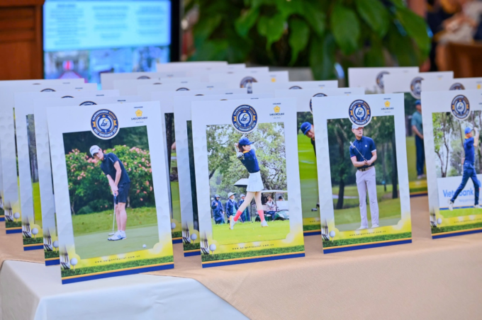 Các golf thủ tham gia giải đều có ảnh chụp kỷ niệm. Ảnh: Saigontourist Group