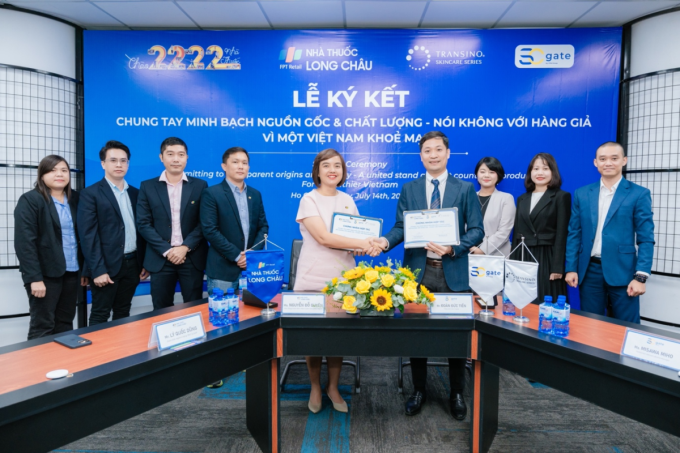 Sự kiện ký kết giữa Long Châu, Transino, SCgate, ngày 14/7 tại TP HCM. Ảnh: Nhà thuốc Long Châu