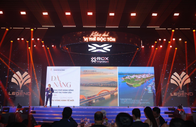 Đại diện ROX Signature giới thiệu về dự án The Legend Danang. Ảnh: ROX Signature