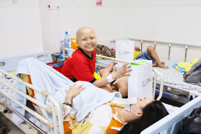 Gạc răng miệng Dr.Papie - sản phẩm chăm sóc khoang miệng chuyên biệt cho trẻ em, được đưa vào bộ quà tặng tại chương trình. Ảnh: Dr.Papie