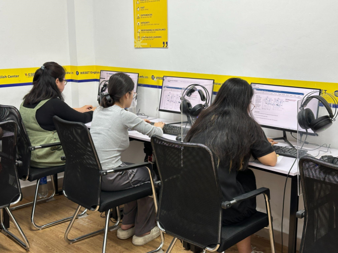 Một buổi thi thử IELTS trên máy tính tại WESET. Ảnh: WESET