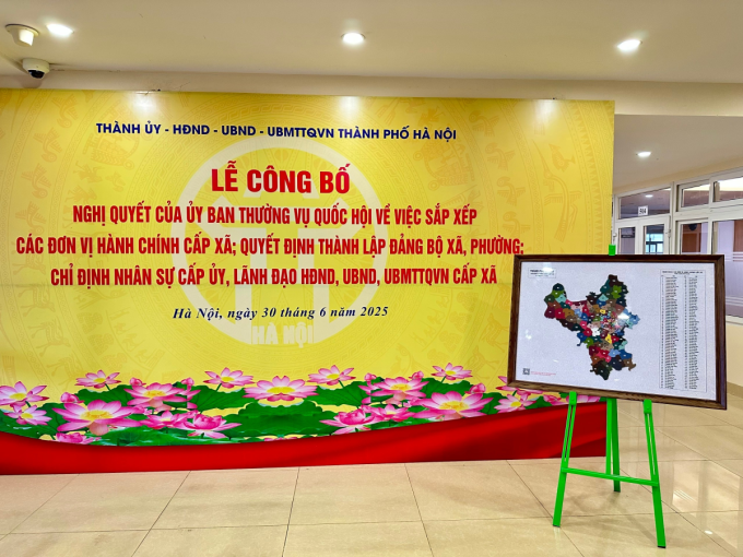 Bức tranh da Thành phố Hà Nội với 126 đơn vị hành chính xã, phường mới được trưng bày trong Lễ công bố Nghị quyết của Ủy ban thường vụ Quốc hội tại Ủy ban quận Hoàn Kiếm (nay là Ủy ban phường Hoàn Kiếm). Ảnh: Nhất Leather