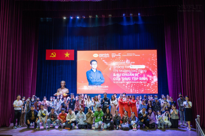 Chương trình HUFLIT Internship Week 2024, chủ đề Thông tin thị trường lao động và sự chuẩn bị của Thực tập sinh ngày 11/1. Ảnh: HUFLIT