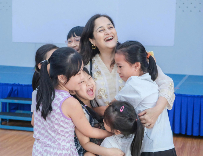 Cô Kiran vui đùa cùng các em học sinh trường Sao Khuê. Ảnh: Sao Khuê