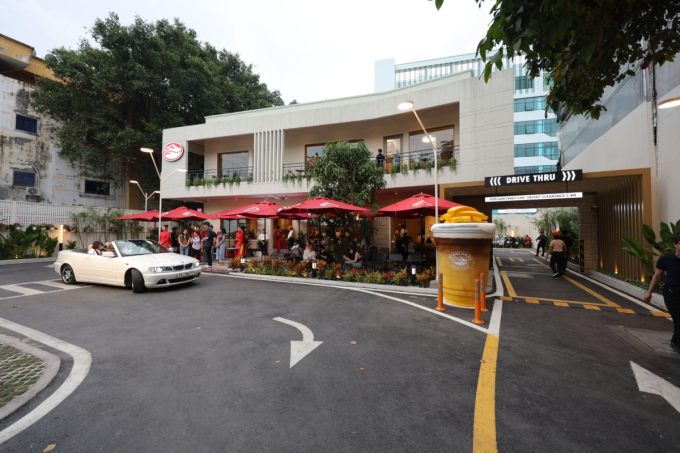 Mặt tiền cửa hàng Hoàng Văn Thụ, nơi thử nghiệm mô hình drive-thru mới. Ảnh: Highlands