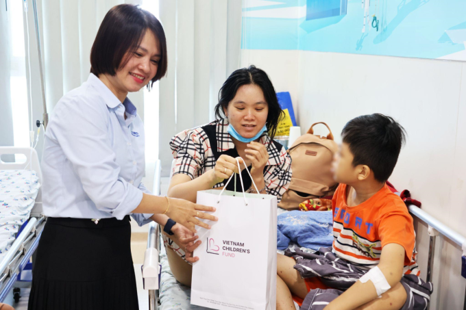 Chương trình thiện nguyện mang đến vật phẩm thiết yếu đồng thời gửi gắm sự thấu cảm và tinh thần sẻ chia. Ảnh: Dr.Papie