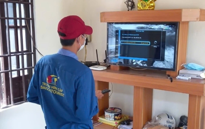 SCTV lắp đặt dịch vụ trọn gói Internet – Truyền hình tại nhà khách hàng. Ảnh: SCTV