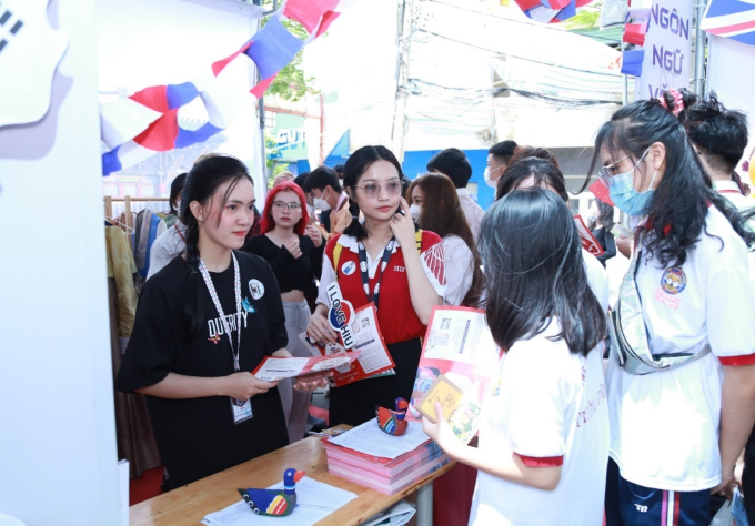 Hoạt động chào đón tân sinh viên năm 2024. Ảnh: HIU