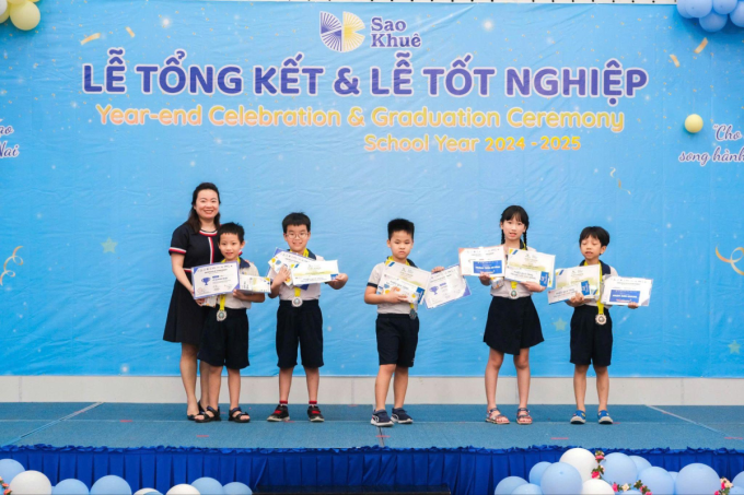 Giáo viên cùng các em học sinh trường Sao Khuê trong ngày tổng kết năm học. Ảnh: Sao Khuê