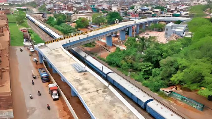 Cây cầu vượt với góc cua gần 90 độ tại Bhopal. Ảnh: ABP News