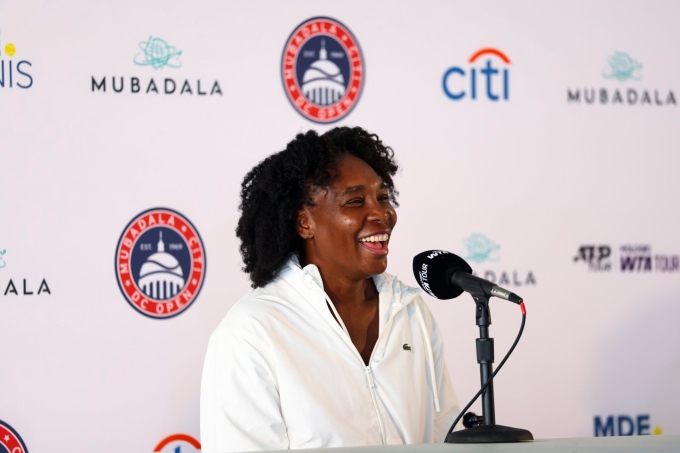 Venus cười đùa trong cuộc họp báo trước giải WTA 500 Citi Open 2025. Ảnh: AFP
