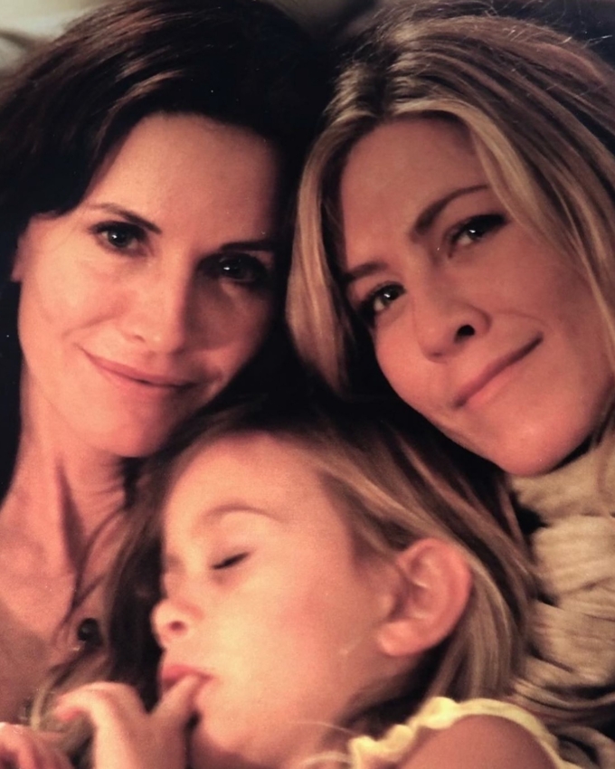 Jennifer Aniston bên mẹ con Courteney Cox. Ảnh: Instagram/ Jennifer Aniston