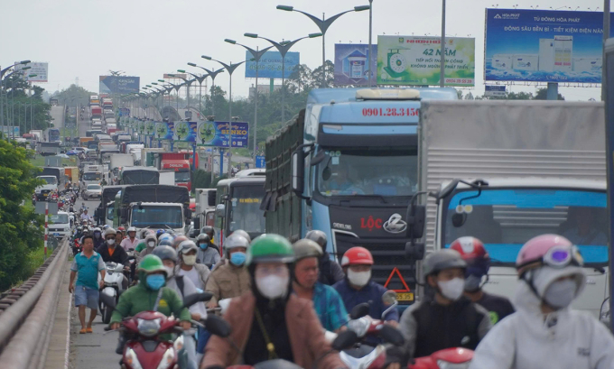 Kẹt xe kéo dài trên đường dẫn lên cầu Cần Thơ sáng 24/7. Ảnh: An Bình