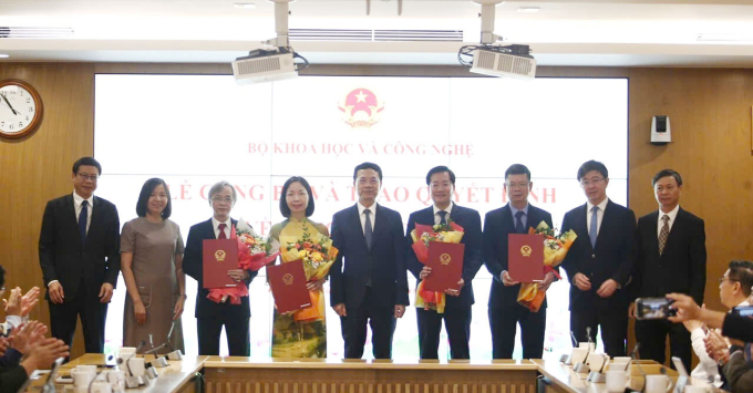 Lãnh đạo Bộ Khoa học và Công nghệ trao quyết định bổ nhiệm bốn cán bộ, sáng 4/7. Ảnh: Bộ KH&CN