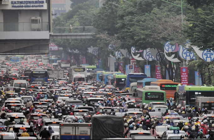 Giao thông là nguồn chính gây ô nhiễm không khí ở Hà Nội. Ảnh: Ngọc Thành