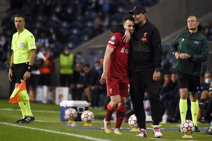 Klopp chia vui với Jota sau một trận Champions League cùng Liverpool. Ảnh: AFP