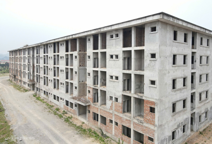 4 toàn nhà 5 tầng xây xong phần thô thì bỏ hoang 12 năm nay. Ảnh: Lam Sơn