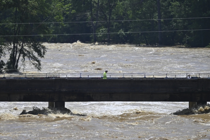Bão Chantal gây lũ lụt ở Bắc Carolina ngày 7/7. Ảnh: Anadolu Agency