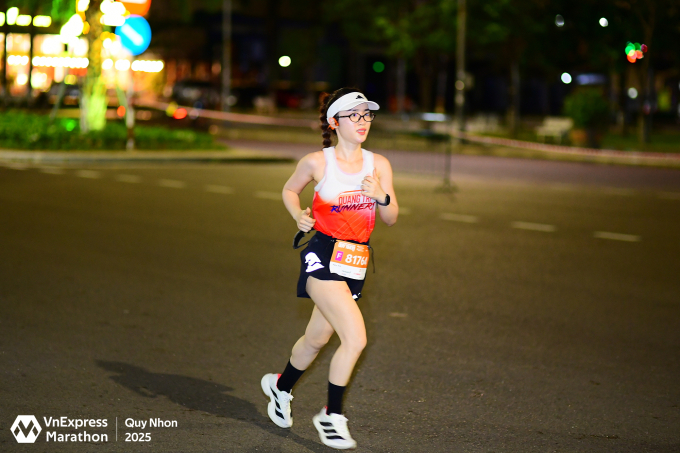 Một runner tập trung chạy tại VnExpress Marathon Quy Nhơn 2025. Việc thu hẹp sự chú ý thị giác, tức là tập trung nhìn vào một điểm cố định phía trước, có thể giúp runner chạy nhanh hơn. Ảnh: VnExpress Marathon