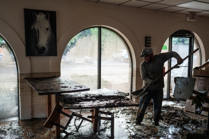 Người đàn ông dọn dẹp nhà hàng sau trận lũ lụt ở Ruidoso, bang New Mexico ngày 9/7. Ảnh: Reuters