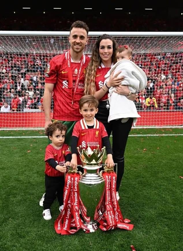 Gia đình Jota mừng chức vô địch Ngoại hạng Anh hồi tháng 5. Ảnh: LFC
