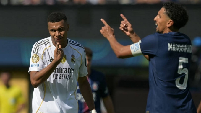 Mbappe (trái) thất vọng trong trận PSG 4-0 Real tối 9/7. Ảnh: AFP