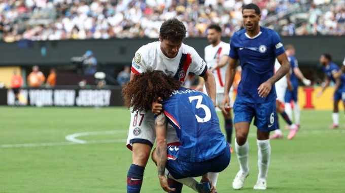 Neves và Cucurella va chạm nhau nhiều lần trong trận chung kết Club World Cup tối 13/7. Ảnh: AFP
