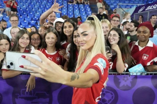 Euro 2025: Nữ cầu thủ quyến rũ nhất thế giới và vệ sĩ riêng