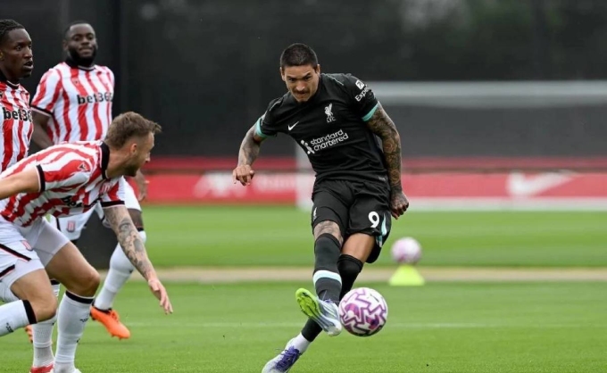 Nunez (áo đen) mở tỷ số trận giao hữu Liverpool 5-0 Stoke City tối 20/7. Ảnh: LFC