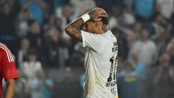 Neymar thất vọng sau khi phát hiện mừng bàn thắng hụt trong trận Santos 1-2 Internacional ngày 24/7. Ảnh: AP