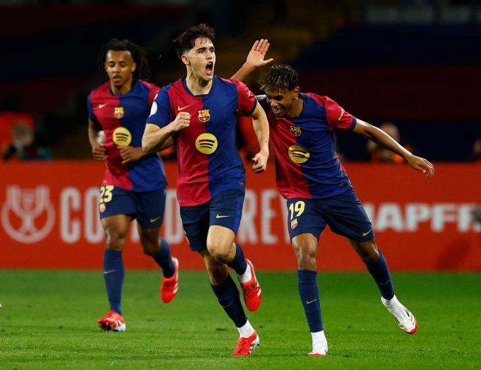 Cubarsi (giữa) mừng bàn trong trận lượt đi bán kết Cup Nhà vua 2024-2025, Barca 4-4 Atletico Madrid. Ảnh: Reuters