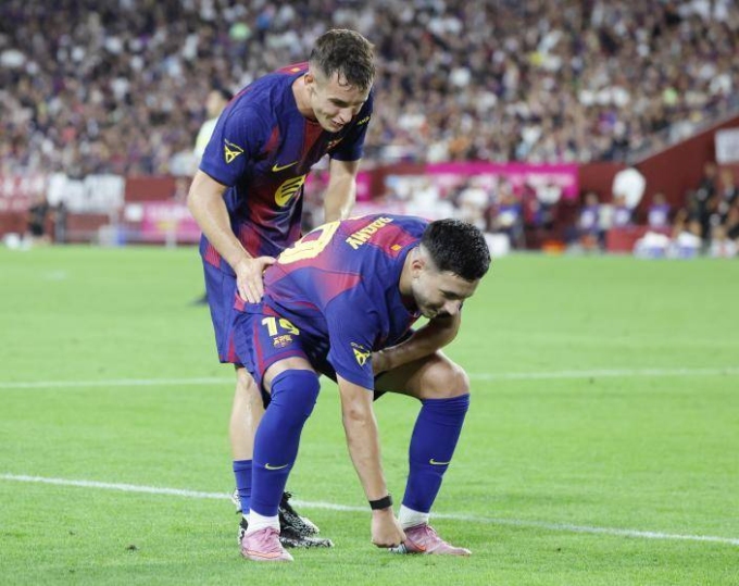 Bardghji (phải) mừng bàn nâng tỷ số lên 2-1 trong trận Vissel Kobe - Barca chiều 27/7. Ảnh: MD