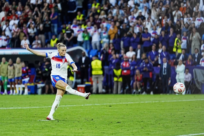 Kelly sút quả luân lưu quyết định, giúp Anh thắng Tây Ban Nha 3-1 ở chung kết bóng đá nữ Euro 2025 hôm 27/7. Ảnh: PA