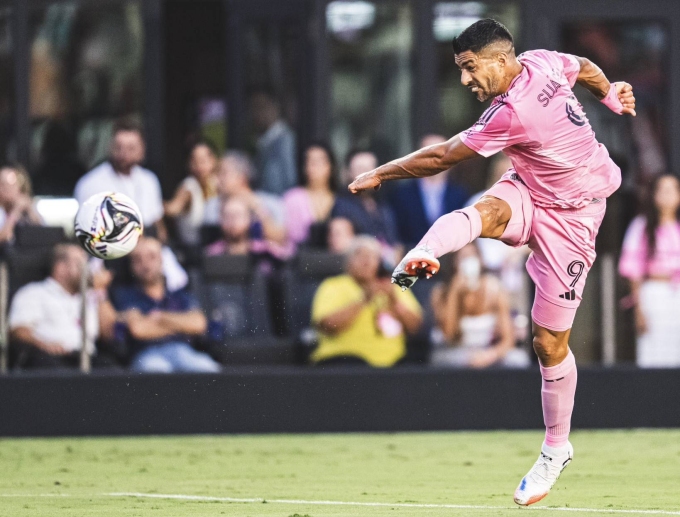 Suarez dứt điểm trong trận Inter Miami - Atlas sáng 31/7. Ảnh: Inter Miami