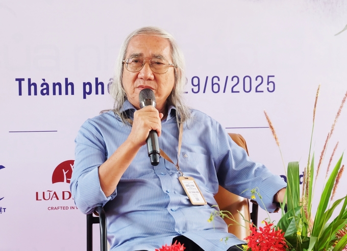 Nhà thơ, nhà văn, dịch giả Nhật Chiêu tại tọa đàm thi ca sáng 29/6. Ông có hơn 40 năm nghiên cứu, giảng dạy và viết lách. Ông từng xây dựng giáo trình cho sinh viên gồm Ba nghìn thế giới thơm (biên khảo), Những kiệt tác văn chương thế giới (viết chung), Basho và thơ Haiku (biên khảo), Nhật Bản trong chiếc gương soi (biên khảo), Đại cương văn hóa phương Đông (viết chung). Ở mảng văn xuôi, Nhật Chiêu sáng tác Mưa mặt nạ, Người ăn gió và quả chuông bay đi. Về thi ca, ông ra mắt Lời tiên tri của giọt sương (tập truyện song ngữ Việt - Anh), Tôi là một kẻ khác (thơ tượng quẻ), Người về với Như (thơ ca tương chiếu). Ảnh: Vỹ Cầm