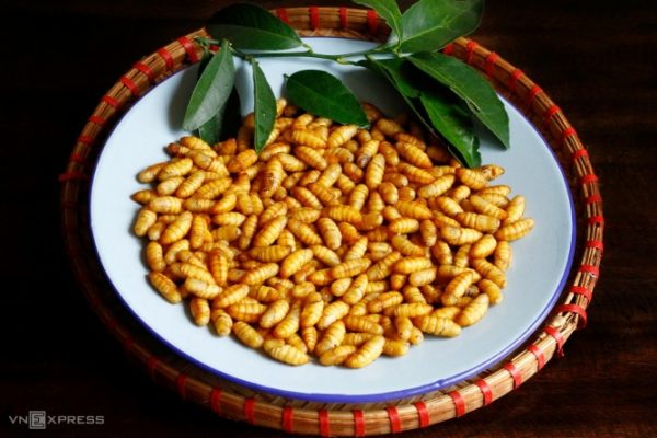 Mẹo rang nhộng tằm ngon, giảm dị ứng