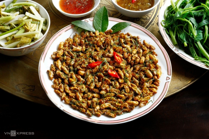 Nhộng tằm rang cùng lá chanh giúp cân bằng vị và giảm nguy cơ xảy ra dị ứng. Ảnh: Bùi Thủy