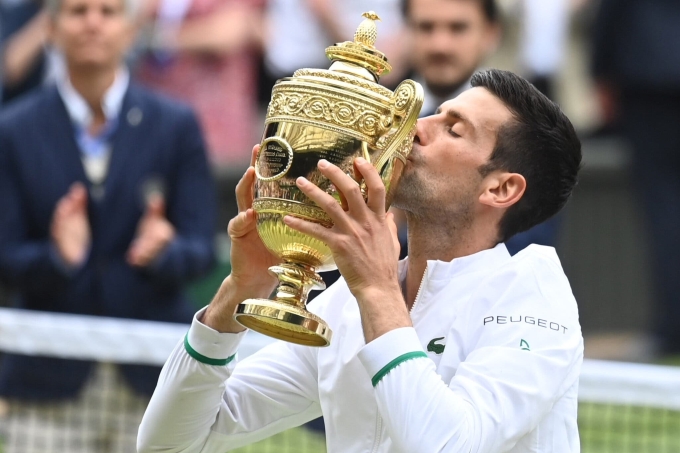 Djokovic nâng cup vô địch Wimbledon năm 2021. Ảnh: Reuters