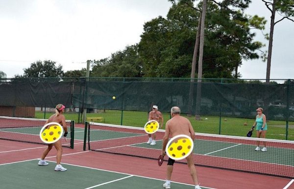 Pickleball khỏa thân gây sốt tại Mỹ