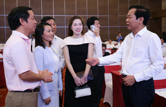 Bí thư Thành ủy Cần Thơ Đỗ Thanh Bình trao đổi với các doanh nghiệp dự họp mặt ngày 23/7. Ảnh: An Bình