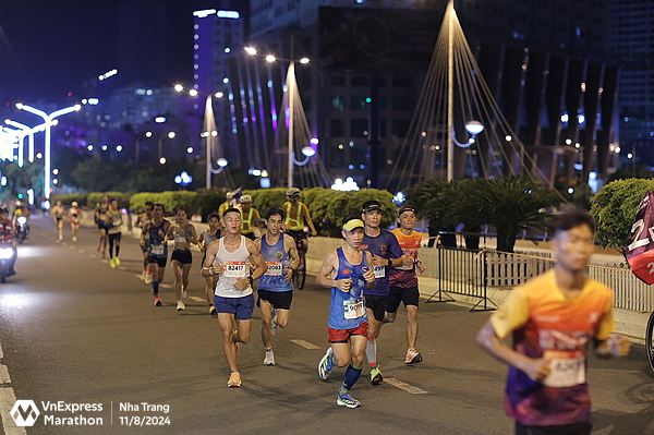 Runner chạy trên cầu Trần Phú tại VM Nha Trang 2024. Ảnh: VM
