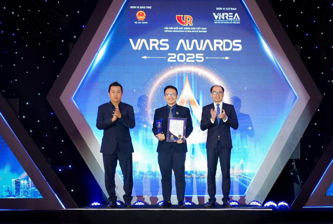 Ông Nguyễn Quốc Anh - Phó tổng giám đốc Batdongsan nhận giải Top 1 Thương hiệu Công nghệ bất động sản Việt Nam tại VARS Awards 2025. Ảnh: Batdongsan