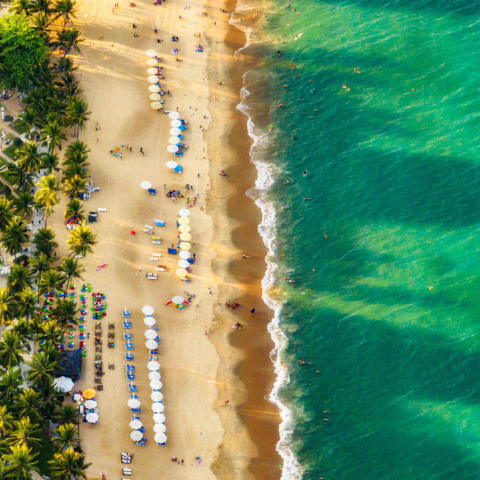 Một góc bãi biển Nha Trang với cát vàng, biển xanh.