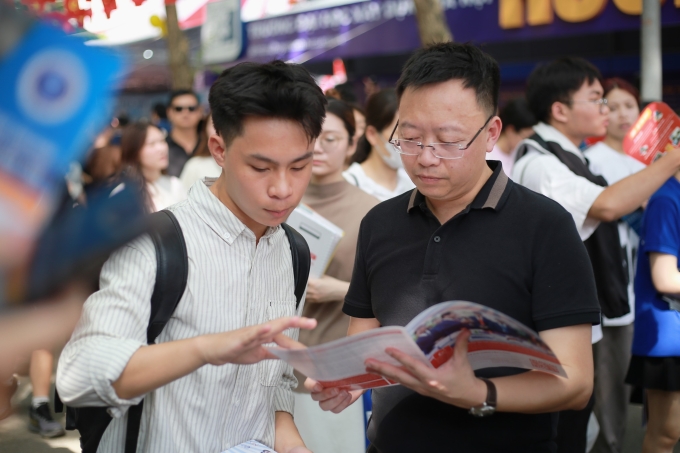 Thí sinh tìm hiểu thông tin tuyển sinh Học viện Công nghệ Bưu chính viễn thông hôm 19/7. Ảnh: PTIT