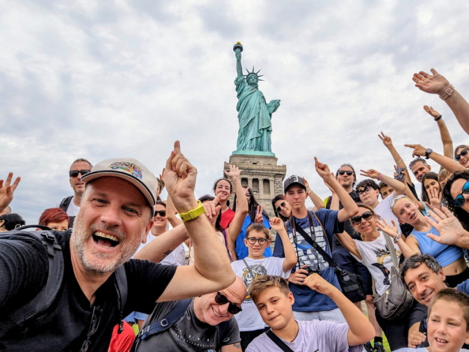 Du khách chụp ảnh tượng Nữ thần Tự do ở New York. Ảnh: Bambini