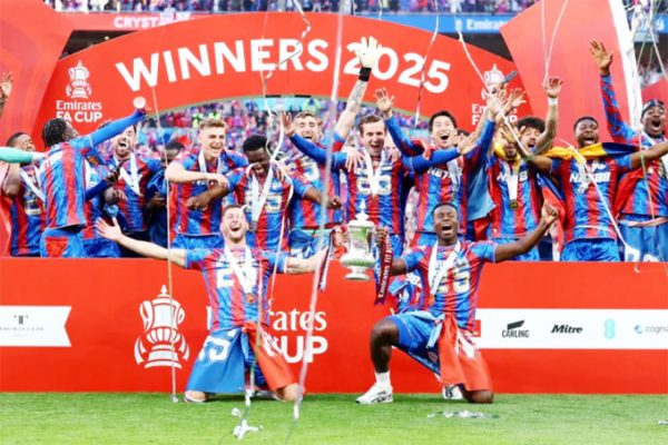 Crystal Palace mất vé Europa League do quên đọc mail UEFA