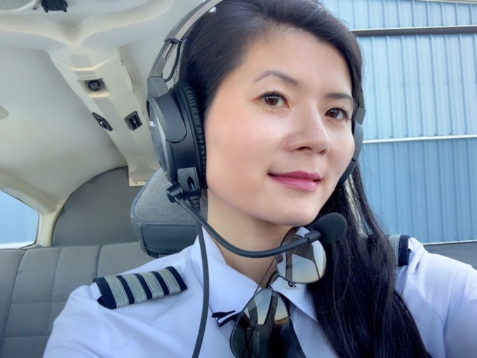 Nguyễn Anh Thư mất 12 năm học để trở thành giảng viên dạy bay từ chính những đồng tiền dạy thêm và lương ít ỏi lúc mới ra trường. Ảnh: A.T
