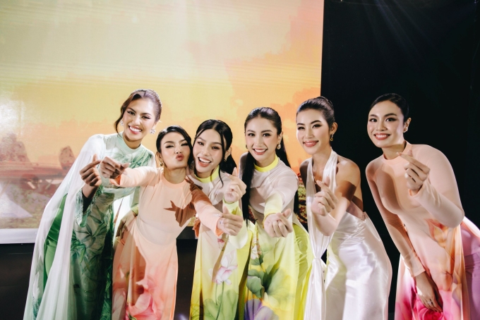Hoa hậu Phương Linh (thứ ba từ phải sang) dự Liên hoan phim châu Á Đà Nẵng 2025 (DANAFF), ngày 29/6. Ảnh: Nhân vật cung cấp
