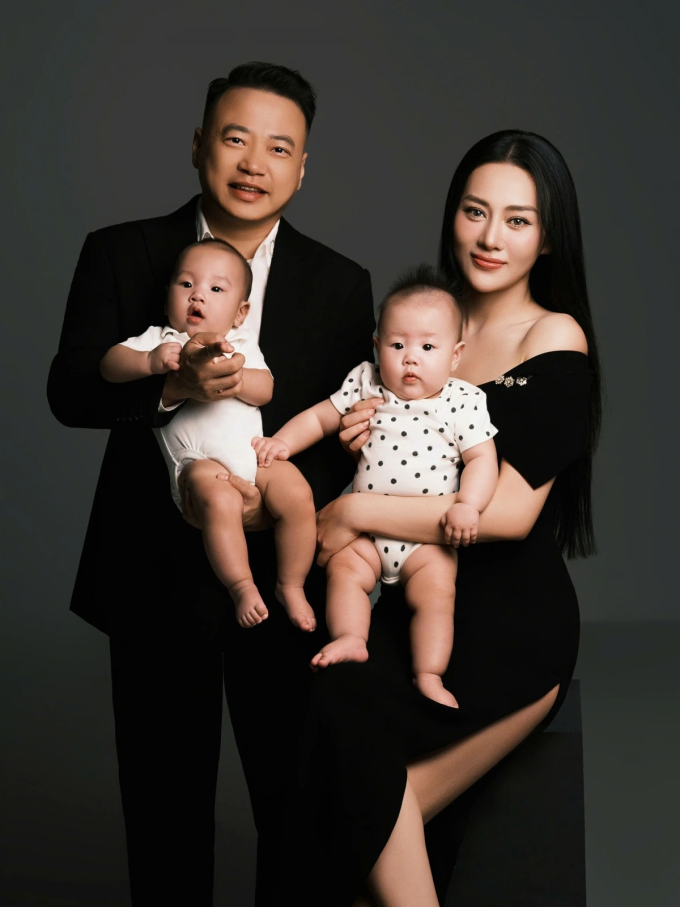 Diễn viên Phương Oanh bên chồng - Shark Bình (doanh nhân Nguyễn Hòa Bình) và hai con Jimmi, Jenny. Ảnh: Nhân vật cung cấp