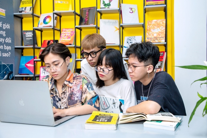 Sinh viên tìm hiểu về chương trình học tại trường. Ảnh: Arena Multimedia